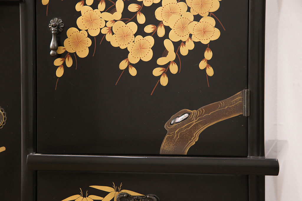中古　美品　輪島塗り　雅やかな佇まいが上質な雰囲気を漂わせる飾り棚(茶棚、収納棚、戸棚)(R-051840)