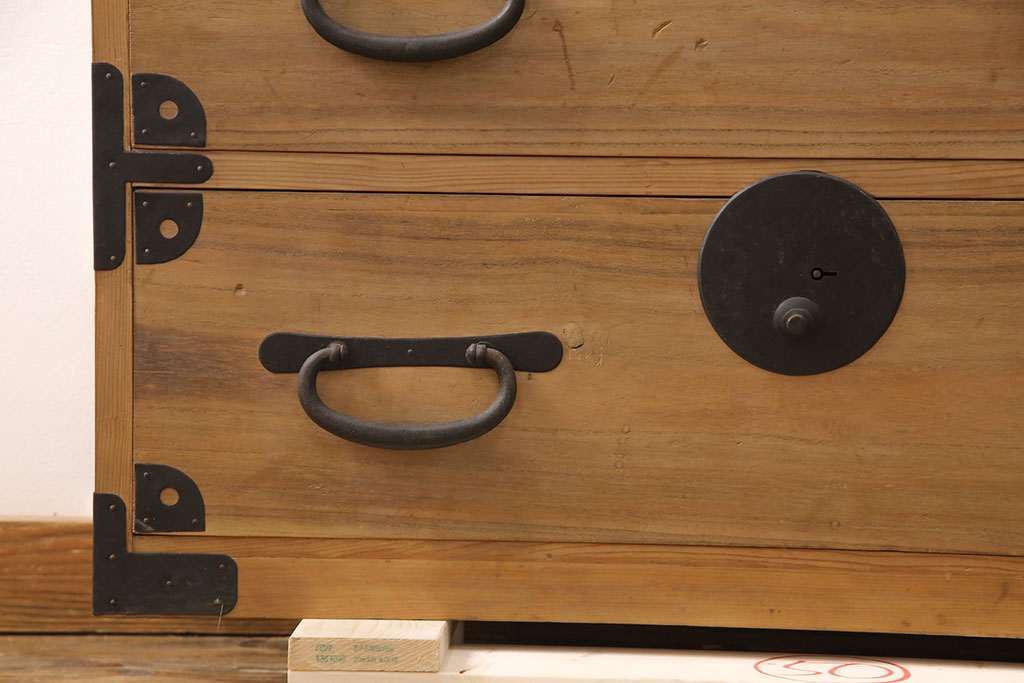 和製アンティーク　前面桐材　丸みのあるデザインの金具が可愛らしい松本衣装箪笥(時代箪笥、和タンス、引き出し、チェスト)(R-051928)