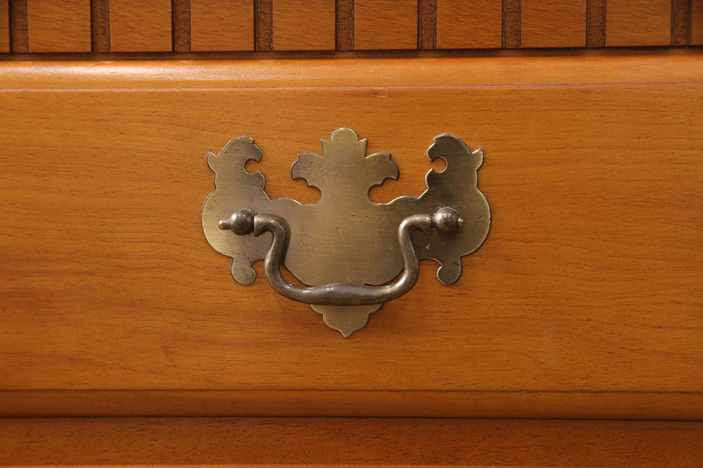 中古　美品　横浜ダニエル(daniel)　リメイク　気品のあるデザインが魅力的なサイドボード(定価約55万円)(引き出し、チェスト)(R-052543)