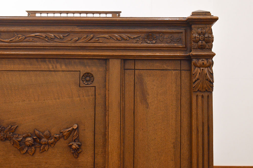 高級品　イギリスアンティーク　マホガニー材　繊細な彫刻が美しい凝ったつくりの高級ベッドフレーム(ダブル)(R-052587)