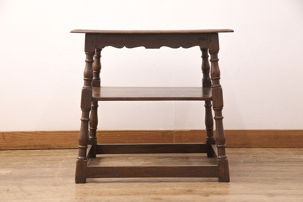 イギリスアンティーク　オーク材　珍しいデザインが特徴的なサイドテーブル(飾り台、ナイトテーブル)(R-052687)