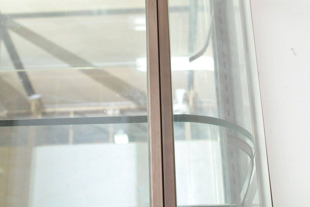フランスビンテージ　激レアデザイン!　Rガラス　真鍮枠　品のある佇まいが目を引く縦型ガラスケース(ショーケース、収納棚、飾り棚、キャビネット、ヴィンテージ、曲げガラス)(R-052732)