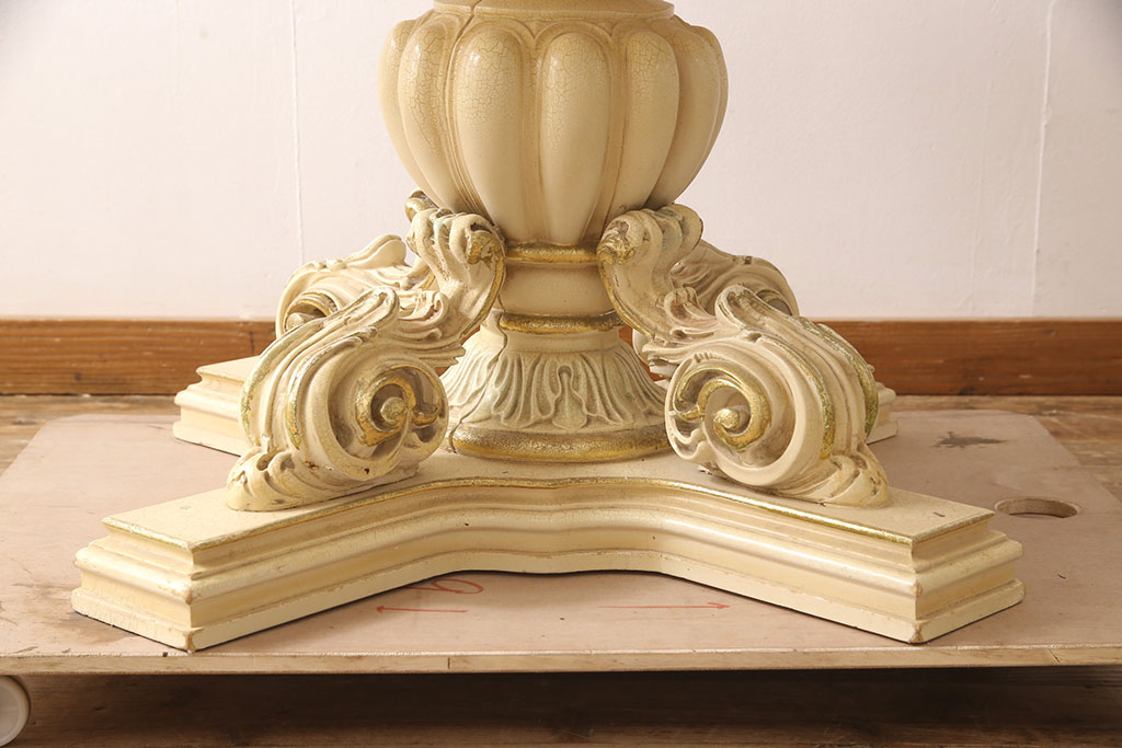 ヨーロッパビンテージ　イタリア輸入家具　ロココ調　見事な彫刻と天板の花の絵が優雅なダイニングテーブル(ラウンドテーブル、ヴィンテージ)(R-052878)