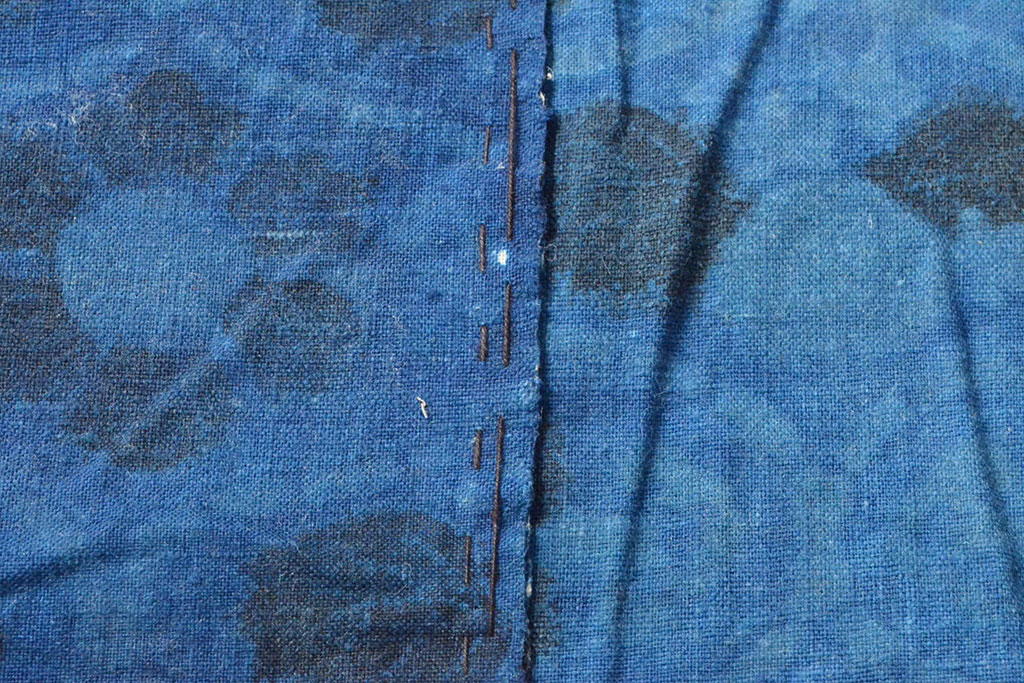 明治期　赤入り藍型染木綿古布(布団皮、藍染)(R-052913)