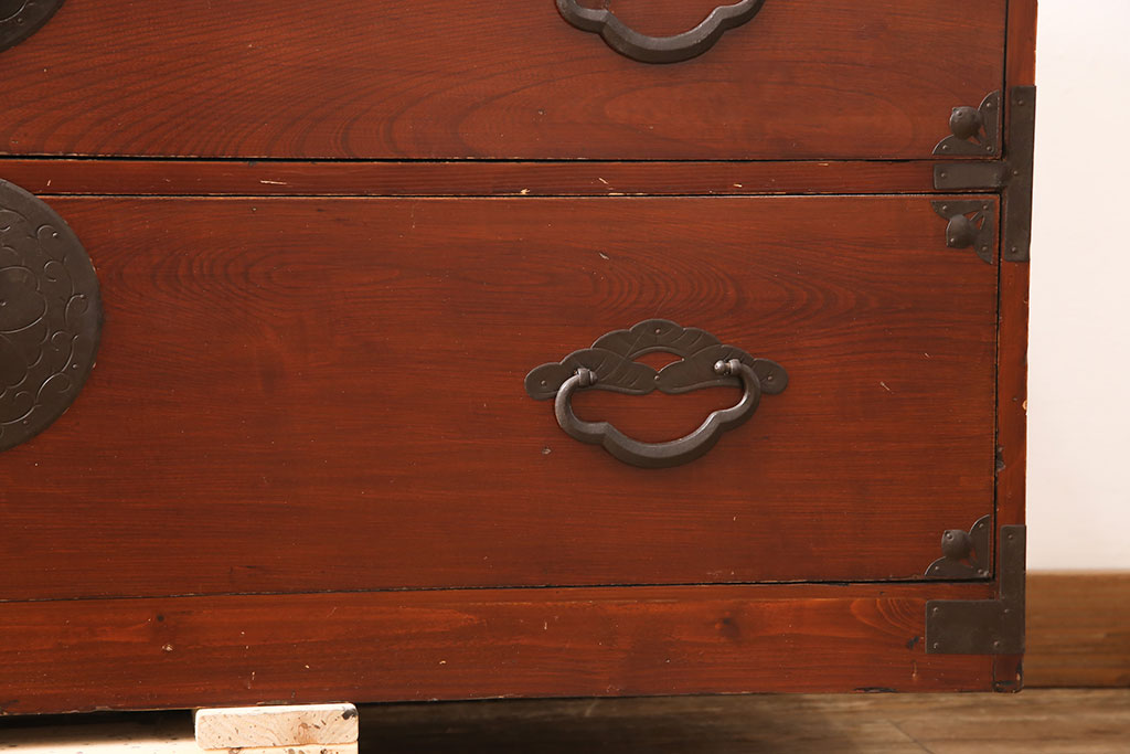 和製アンティーク　前面ケヤキ材　繊細なデザインの金具と漆がきれいな米沢箪笥(和たんす、収納箪笥、時代箪笥、引き出し)(R-052958)