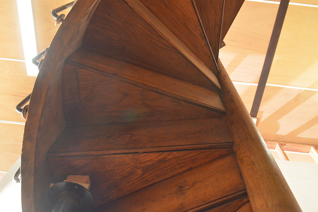 フランスアンティーク　激レア!!　オーク材・アイアン製　優雅な雰囲気、開放感ある空間を演出してくれる希少な螺旋階段(らせん階段)(R-052984)