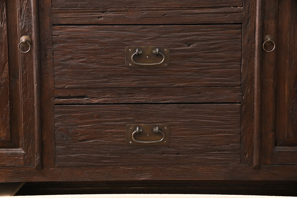 中古　海外輸入家具　展示品　美品　木の風合いが味わい深い総無垢材製のカウンターテーブル(サイドキャビネット、サイドボード、収納棚、リビングボード)(R-052995)