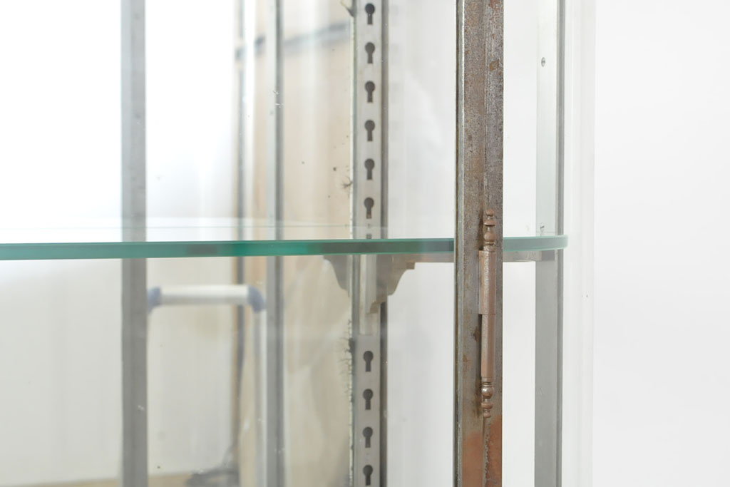 フランスアンティーク　激レア!!　Rガラス　長い時を経た味わい深いメタルフレームが格好良いガラスケース(ショーケース、陳列棚、飾り棚、曲げガラス)(R-053008)