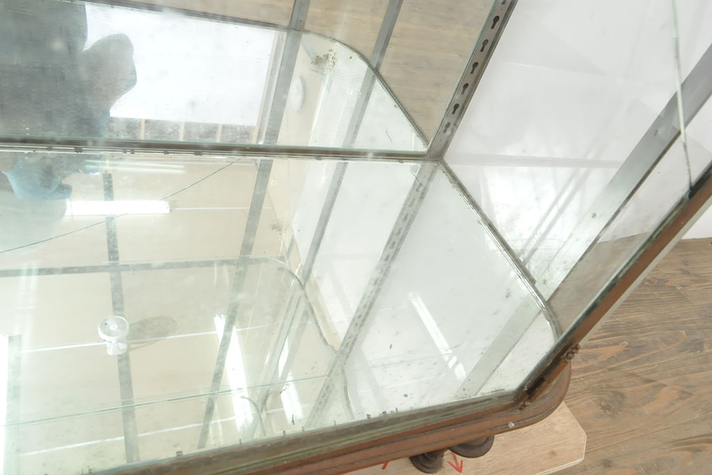 フランスアンティーク　激レア!!　Rガラス　長い時を経た味わい深いメタルフレームが格好良いガラスケース(ショーケース、陳列棚、飾り棚、曲げガラス)(R-053008)