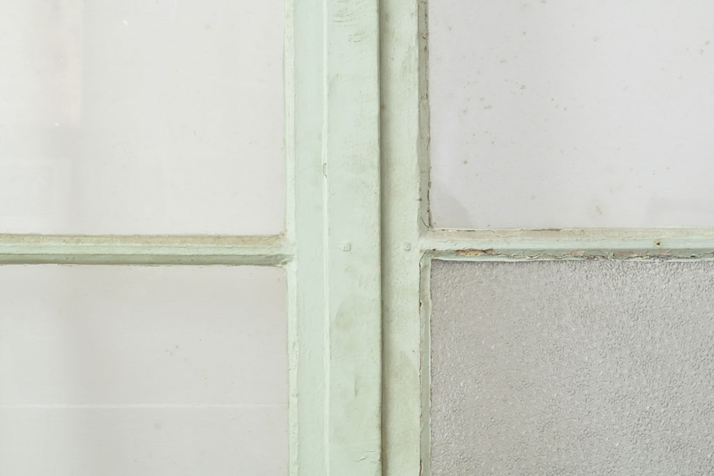 フランスアンティーク　人気のオーバル型ドアノブが付いた、ホワイトとミントグリーンの優しい色合いが可愛らしいガラス扉2枚セット(親子ドア、建具)(R-053017)