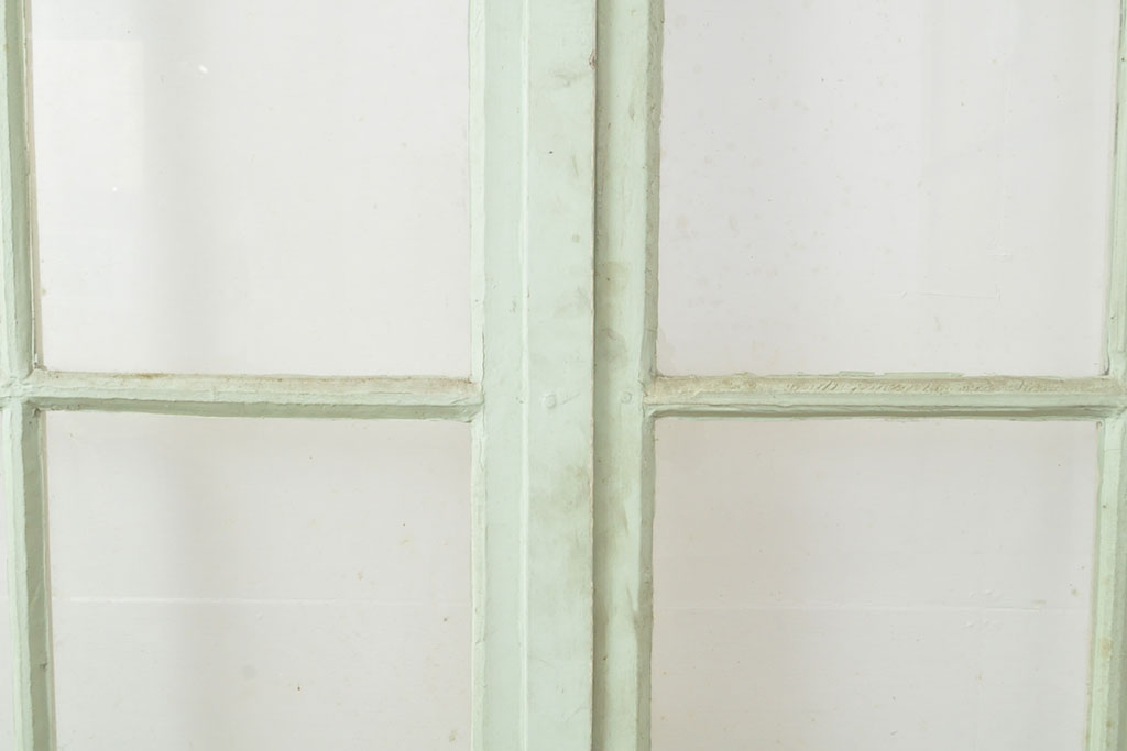 フランスアンティーク　人気のオーバル型ドアノブが付いた、ホワイトとミントグリーンの優しい色合いが可愛らしいガラス扉2枚セット(親子ドア、建具)(R-053018)