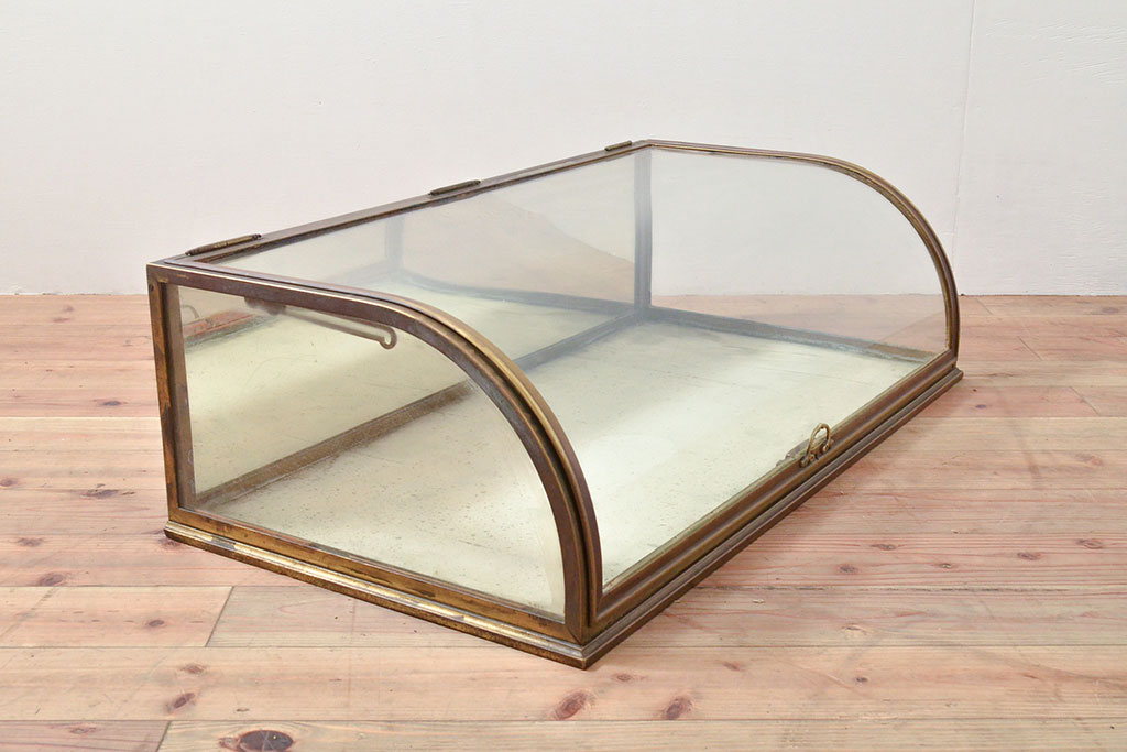 フランスアンティーク　真鍮枠がおしゃれなRガラス卓上ショーケース(ガラスケース、店舗什器、曲げガラス、陳列棚)(R-053054)