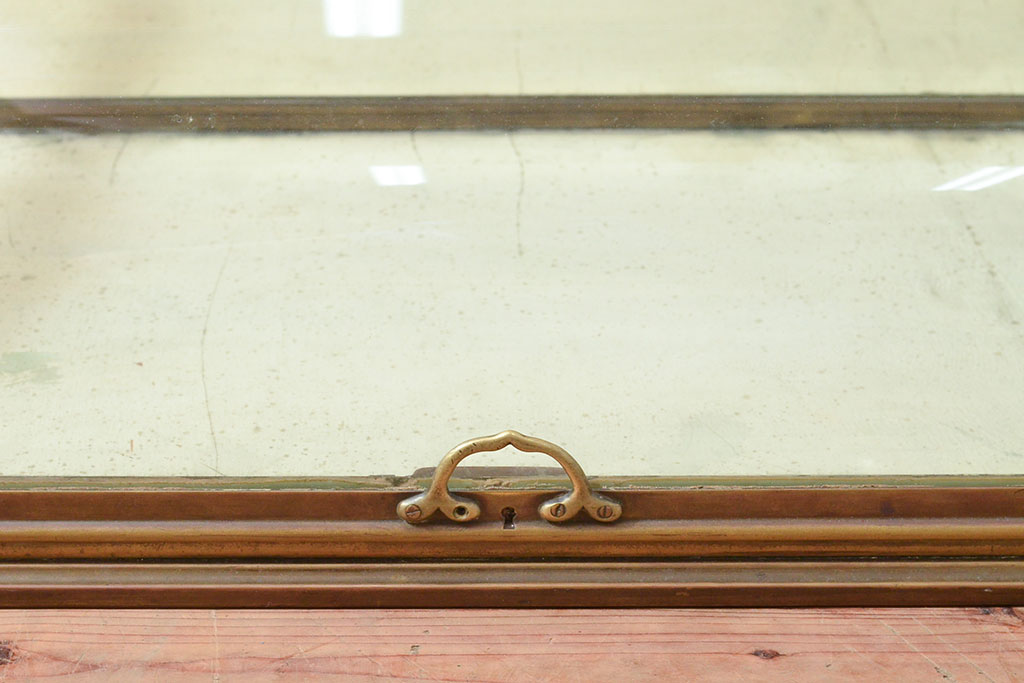 フランスアンティーク　真鍮枠がおしゃれなRガラス卓上ショーケース(ガラスケース、店舗什器、曲げガラス、陳列棚)(R-053054)