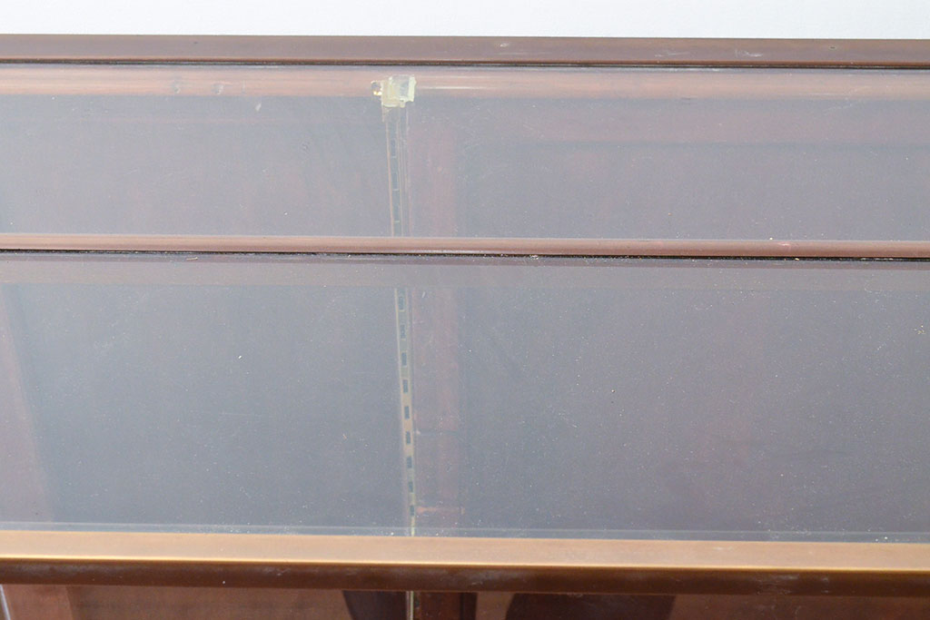 フランスアンティーク　真鍮フレーム　脚の凝ったデザインが魅力的なR型ガラスケース(ショーケース、カウンターテーブル、店舗什器)(R-053086)