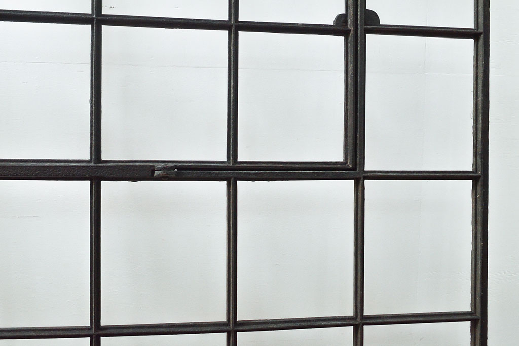 フランスアンティーク　鋳物　レア品!小窓が付いた珍しいデザインが魅力の格子(格子窓、明り取り、明かり取り、建具、ディスプレイ)(R-053119)