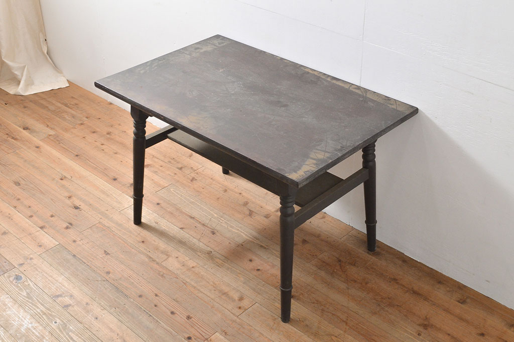 ビンテージ家具　松本民芸家具　挽き物加工の意匠が上品なアクセントになる棚付きダイニングテーブル(食卓、2人掛け、4人掛け、ヴィンテージ)(R-053212)