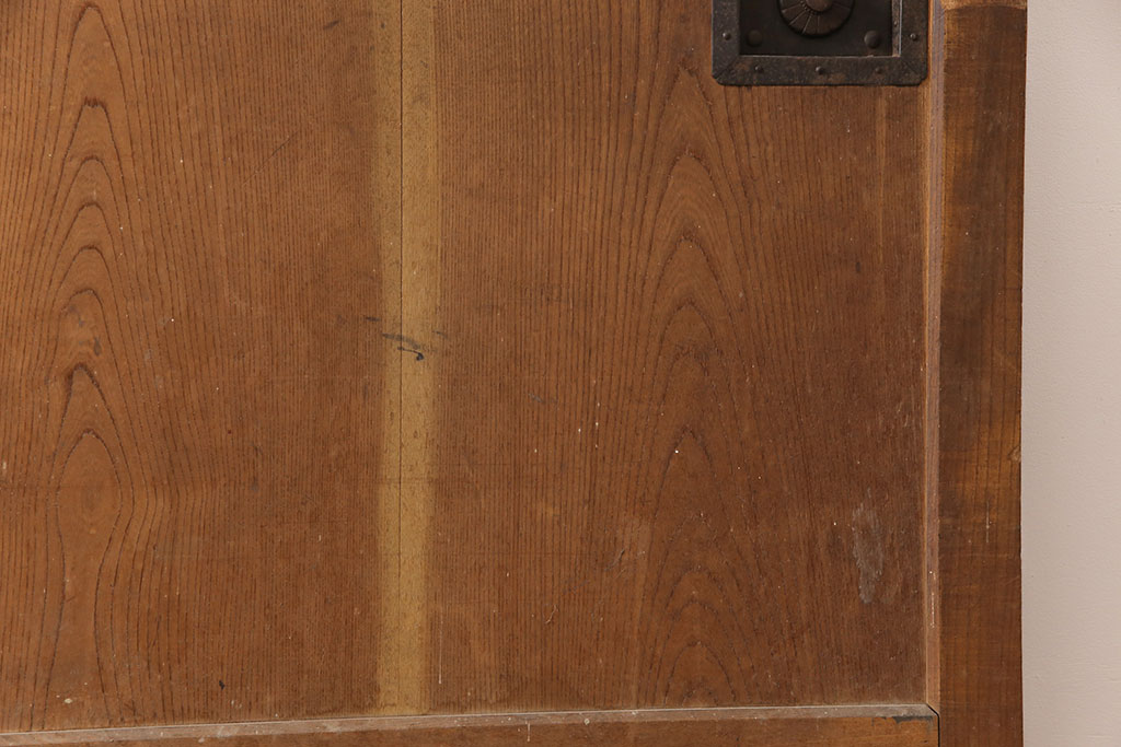 アンティーク建具　明治大正期　総ケヤキ材　亀甲金網付き　重厚感漂う蔵戸(玄関戸、玄関ドア、引き戸)(R-053271)