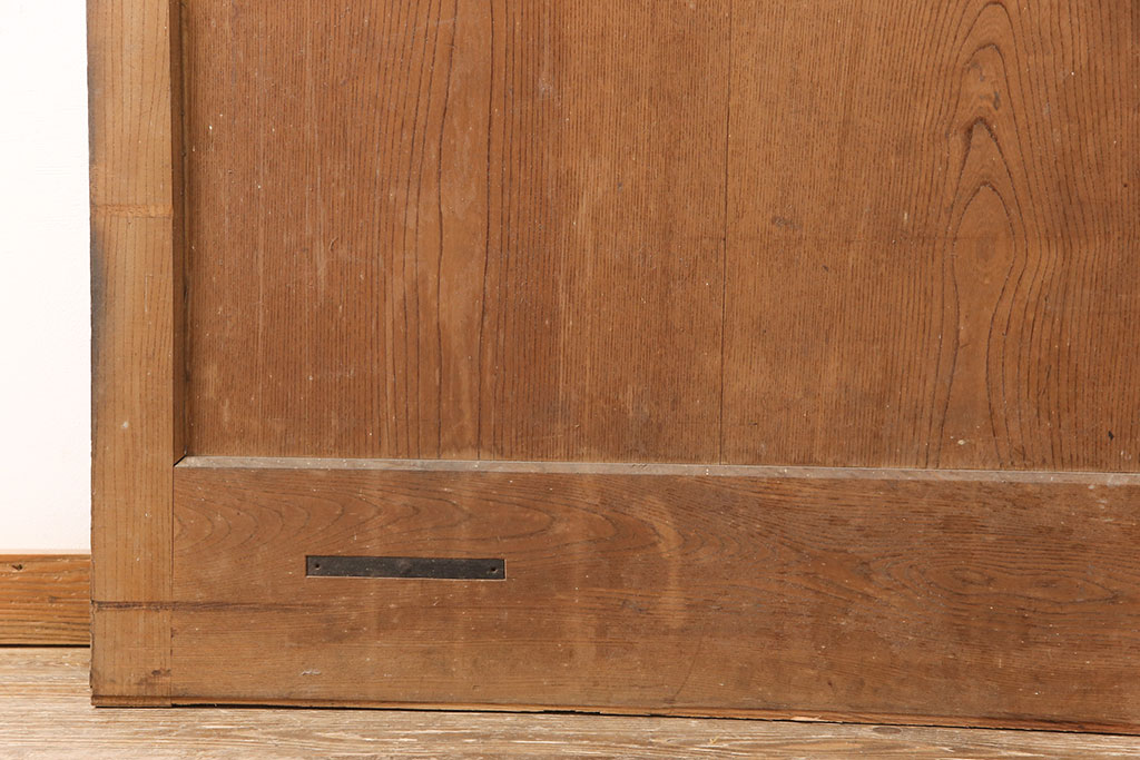 アンティーク建具　明治大正期　総ケヤキ材　亀甲金網付き　重厚感漂う蔵戸(玄関戸、玄関ドア、引き戸)(R-053271)