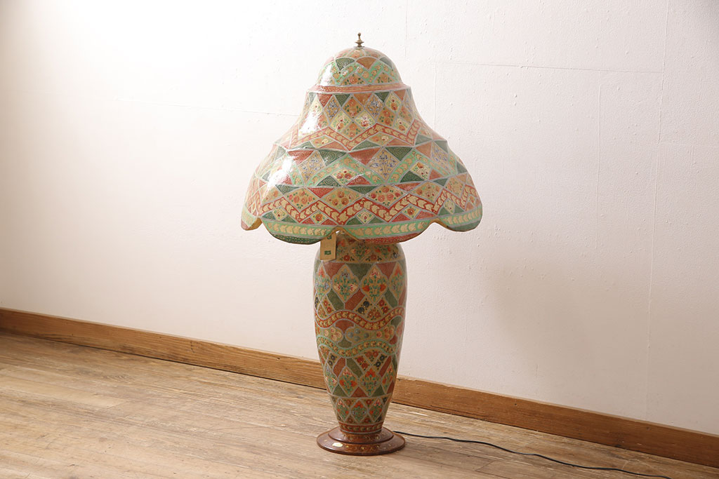 中古　海外輸入家具　民芸家具　パキスタン製　 エスニックな色づかいが空間をお洒落に演出する特大のキャメルランプ(フロアスタンド、フロアライト、照明)(R-053326)