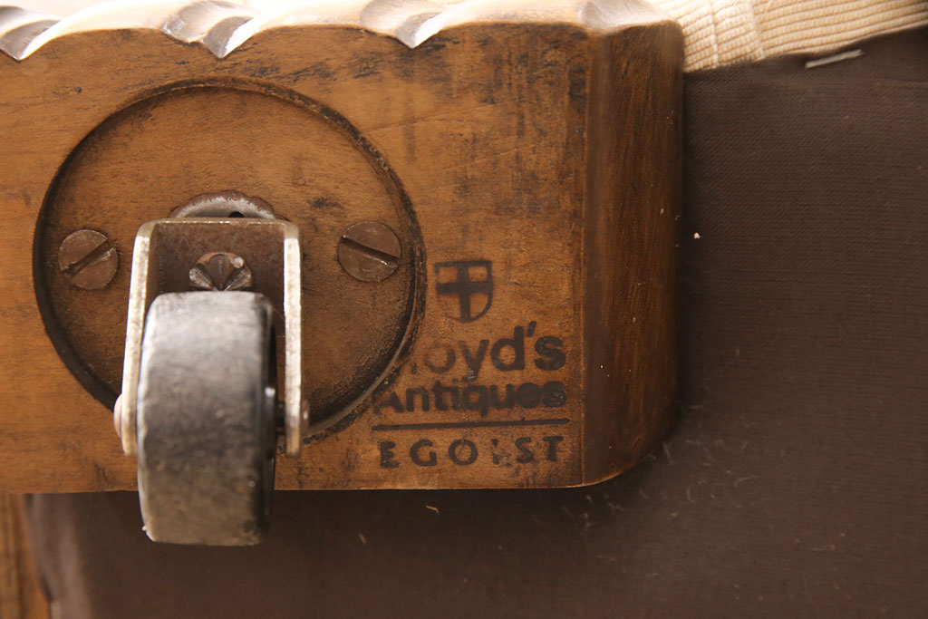 イギリスアンティーク　美品　高級品　Lloyd’s Antiques(ロイズ・アンティークス)  脚やアームの凝ったつくりと、丸みを帯びたフォルムが目を引く1人掛けソファ(一人掛けソファ、アームチェア)(R-053357)