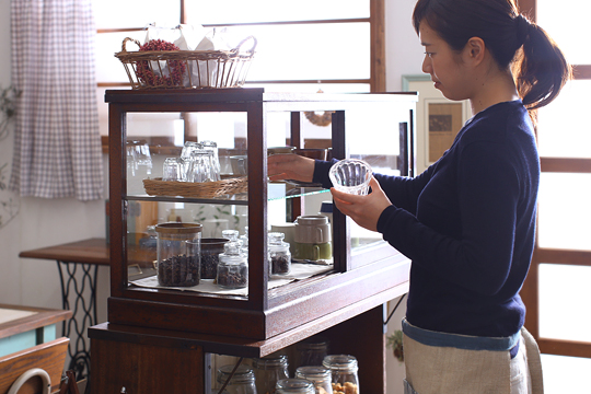 駄菓子屋さんのアンティークガラスケース