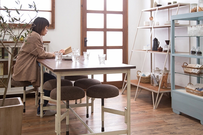 省スペース　カフェ　読書　スツール格納式テーブル