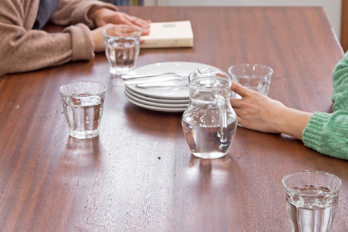 カフェ　食事　スツール格納式テーブル