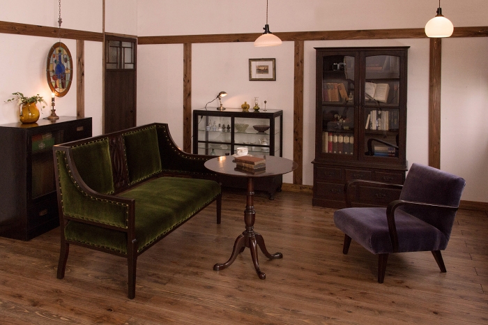 ノスタルジックな雰囲気漂う　アンティーク家具のリビングルーム
