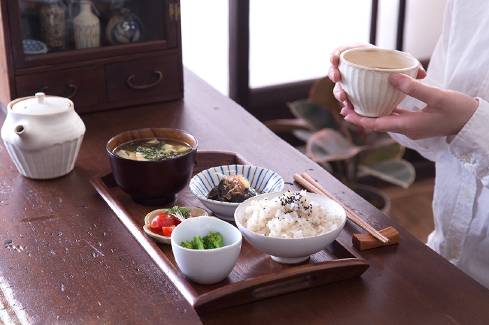 一人暮らし　食事　トレイ