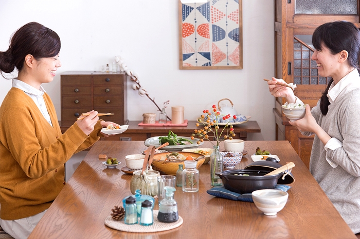 レトロでかわいらしいダイニング　食卓　伊万里　茶碗