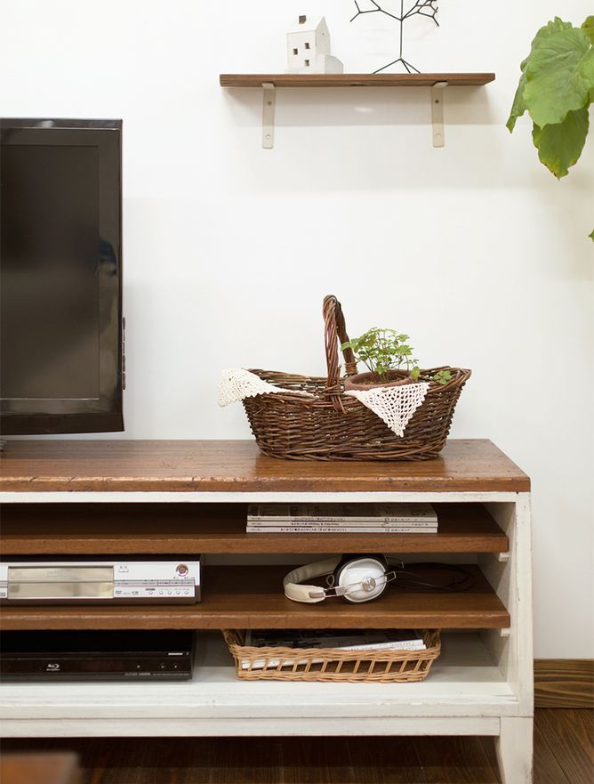 白いローボードのある部屋