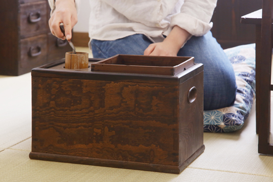 現代で楽しむ日本の伝統。木製アンティーク火鉢の魅力とは