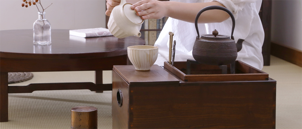 現代で楽しむ日本の伝統。木製アンティーク火鉢の魅力とは