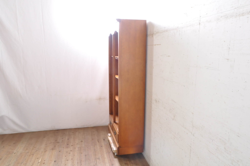 中古　横浜クラシック家具　ダニエル(daniel)　扉のないデザインがすっきりとした印象の気品漂う本棚(ブックシェルフ、飾り棚、収納棚、オープンラック)(R-072824)