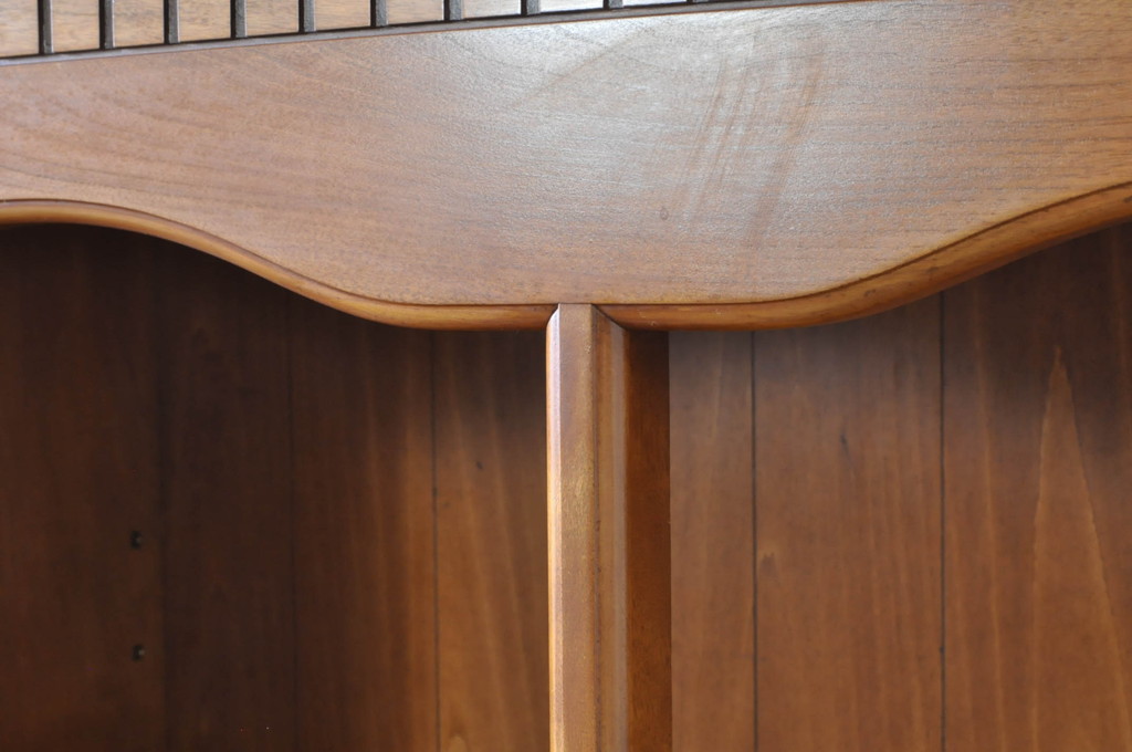 中古　横浜クラシック家具　ダニエル(daniel)　扉のないデザインがすっきりとした印象の気品漂う本棚(ブックシェルフ、飾り棚、収納棚、オープンラック)(R-072824)