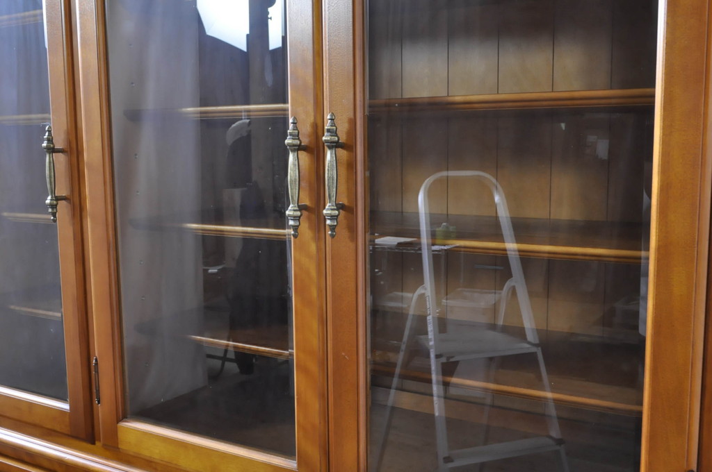 中古　美品　横浜クラシック家具　ダニエル(daniel)　クラシカルな雰囲気のお部屋づくりにおすすめなキャビネット(食器棚、収納棚、戸棚、カップボード)(R-072825)