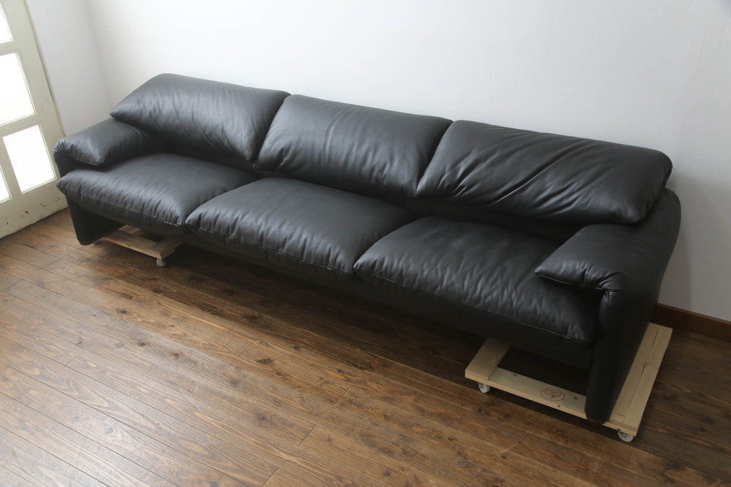 中古　極美品　短期4か月数回のみ使用!!　Cassina(カッシーナ)　MARALUNGA(マラルンガ)　本革(FZランク)　高級感ある佇まいの3人掛けワイドソファ(レザー、三人掛け、3Pワイド)(定価約284万円)(R-073331)