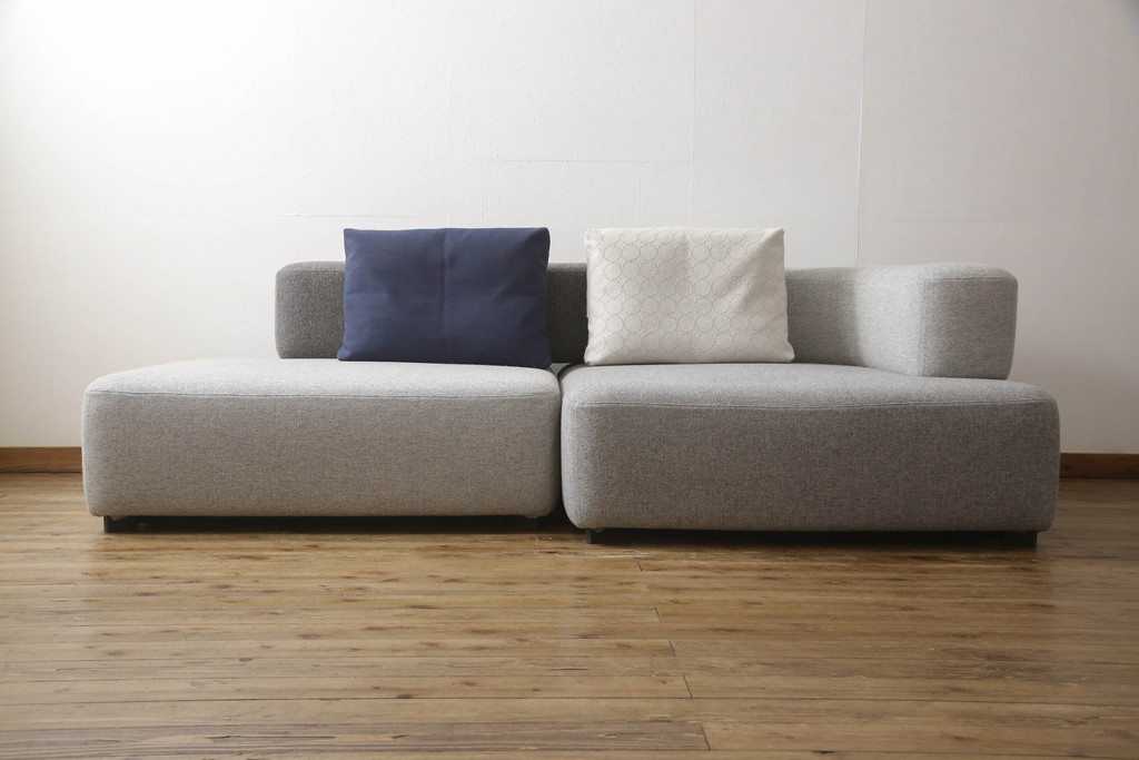 中古　極美品　FRITZ HANSEN(フリッツハンセン)　アルファベットソファシリーズ　クッション2個付き　シンプルモダンなデザインが魅力的な2人掛けソファ(2シーター、2P、二人掛け)(定価約66万円)(R-065711)