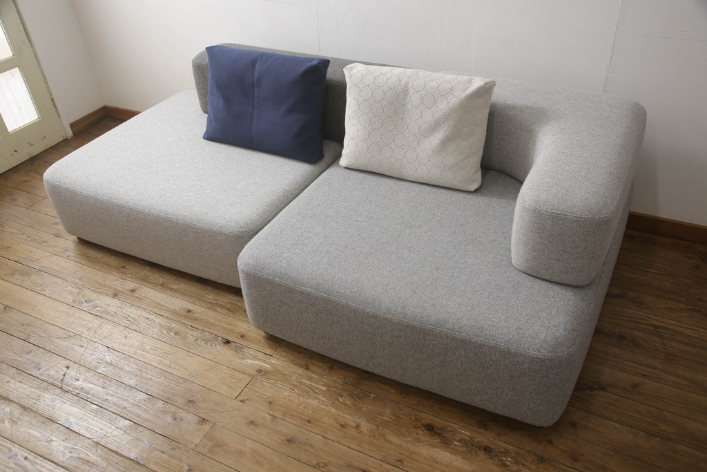 中古　極美品　FRITZ HANSEN(フリッツハンセン)　アルファベットソファシリーズ　クッション2個付き　シンプルモダンなデザインが魅力的な2人掛けソファ(2シーター、2P、二人掛け)(定価約66万円)(R-065711)