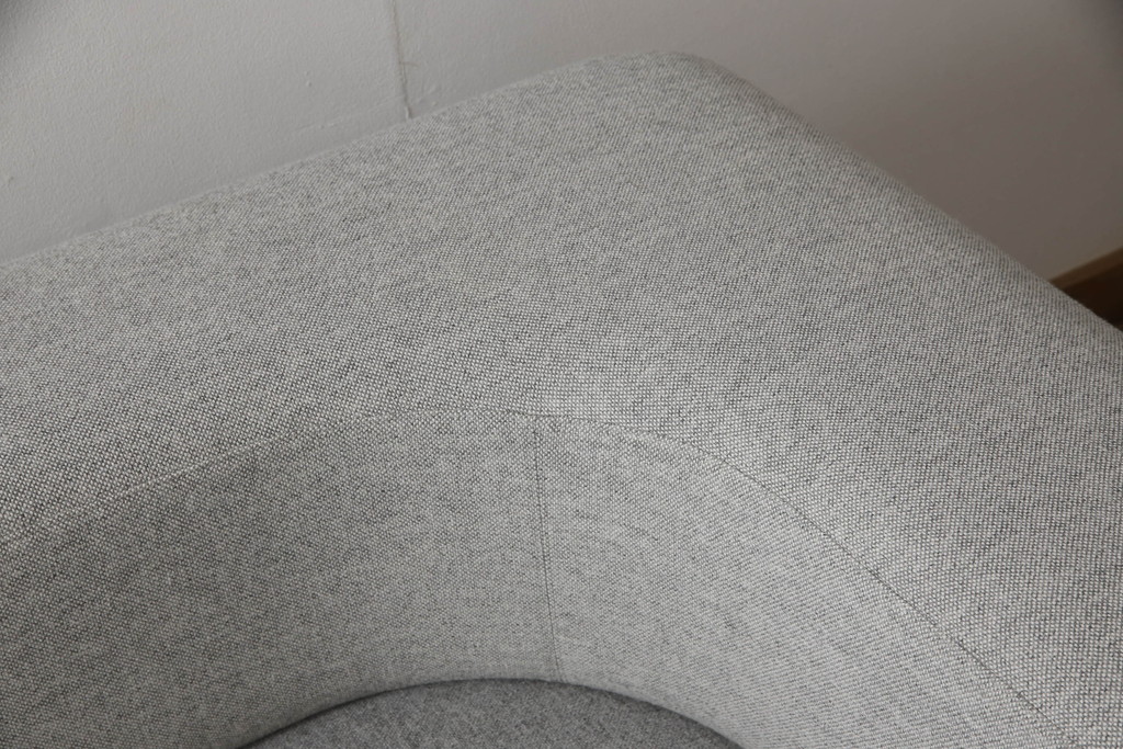 中古　極美品　FRITZ HANSEN(フリッツハンセン)　アルファベットソファシリーズ　クッション2個付き　シンプルモダンなデザインが魅力的な2人掛けソファ(2シーター、2P、二人掛け)(定価約66万円)(R-065711)