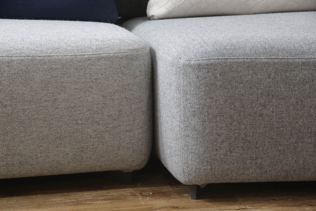 中古　極美品　FRITZ HANSEN(フリッツハンセン)　アルファベットソファシリーズ　クッション2個付き　シンプルモダンなデザインが魅力的な2人掛けソファ(2シーター、2P、二人掛け)(定価約66万円)(R-065711)
