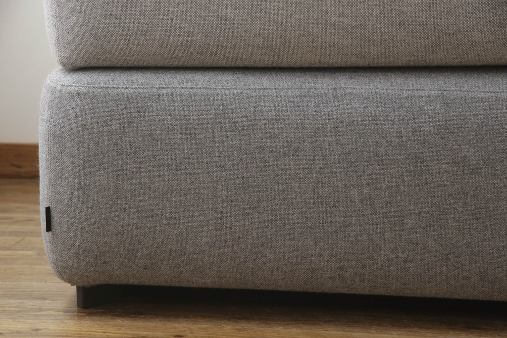 中古　極美品　FRITZ HANSEN(フリッツハンセン)　アルファベットソファシリーズ　クッション2個付き　シンプルモダンなデザインが魅力的な2人掛けソファ(2シーター、2P、二人掛け)(定価約66万円)(R-065711)