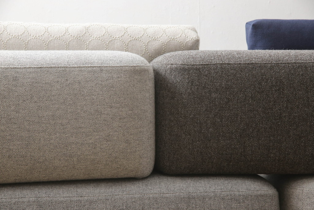 中古　極美品　FRITZ HANSEN(フリッツハンセン)　アルファベットソファシリーズ　クッション2個付き　シンプルモダンなデザインが魅力的な2人掛けソファ(2シーター、2P、二人掛け)(定価約66万円)(R-065711)