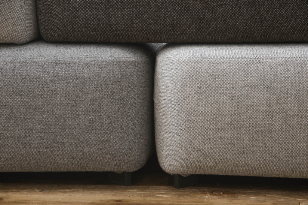 中古　極美品　FRITZ HANSEN(フリッツハンセン)　アルファベットソファシリーズ　クッション2個付き　シンプルモダンなデザインが魅力的な2人掛けソファ(2シーター、2P、二人掛け)(定価約66万円)(R-065711)