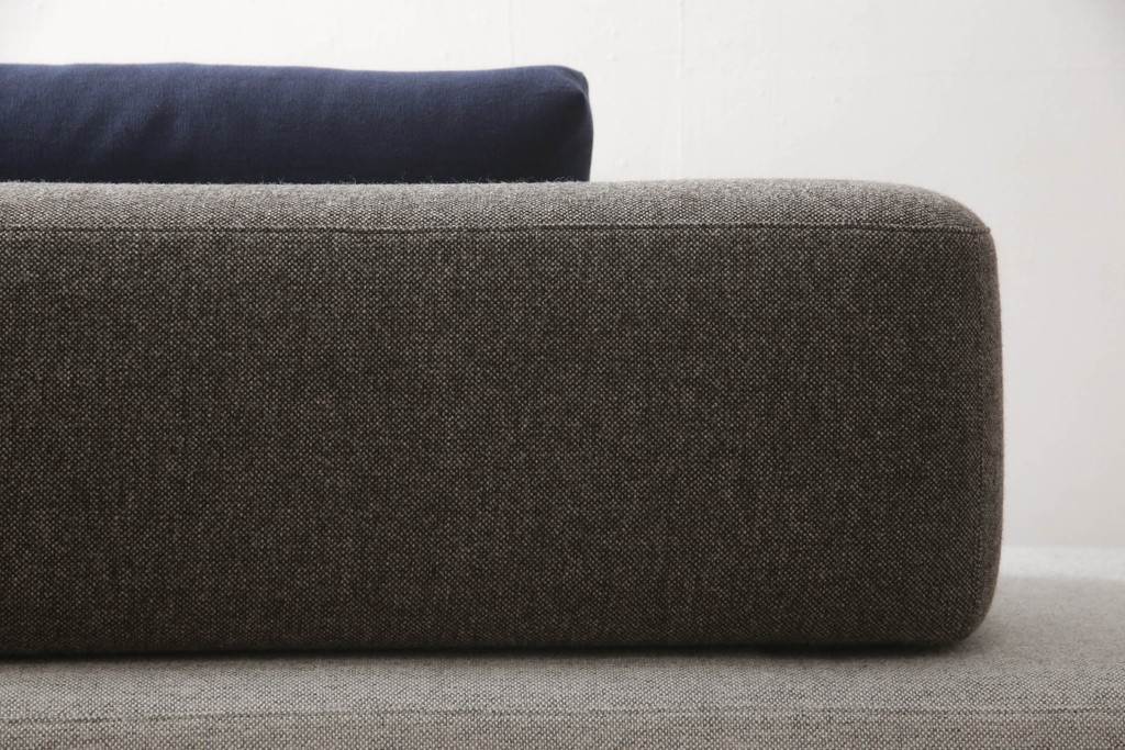中古　極美品　FRITZ HANSEN(フリッツハンセン)　アルファベットソファシリーズ　クッション2個付き　シンプルモダンなデザインが魅力的な2人掛けソファ(2シーター、2P、二人掛け)(定価約66万円)(R-065711)