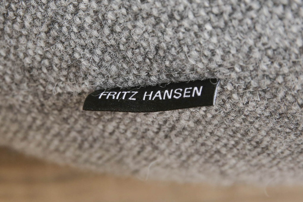 中古　極美品　FRITZ HANSEN(フリッツハンセン)　アルファベットソファシリーズ　クッション2個付き　シンプルモダンなデザインが魅力的な2人掛けソファ(2シーター、2P、二人掛け)(定価約66万円)(R-065711)