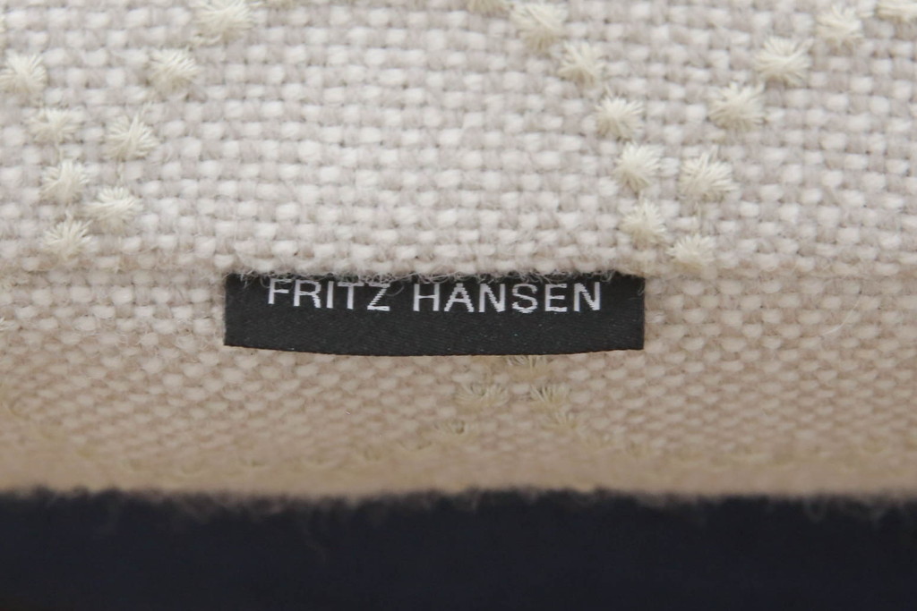 中古　極美品　FRITZ HANSEN(フリッツハンセン)　アルファベットソファシリーズ　クッション2個付き　シンプルモダンなデザインが魅力的な2人掛けソファ(2シーター、2P、二人掛け)(定価約66万円)(R-065711)