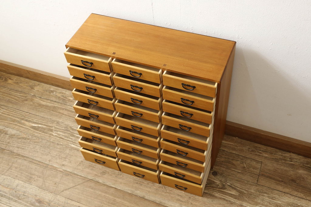 中古　美品　国産手造り家具　三方檜(ヒノキ)材　引き出し27杯　雑多な小物類の収納に! シンプルなチェスト(ドロワー、小物収納、薬タンス)(R-058989)