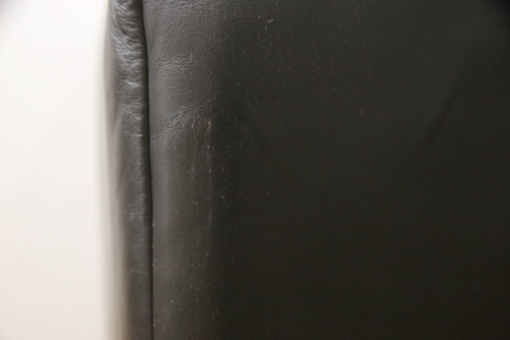 中古　美品　デセデ(de Sede)　本革　ブラック色　高級感溢れる佇まいが美しい1人掛けレザーソファ(定価約60万円)(アームチェア、一人掛けソファ、黒)(R-055748)