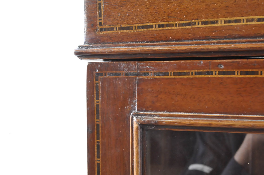 イギリスアンティーク　マホガニー材　美しい象嵌入りの縦型キャビネット(収納棚、戸棚、ブックケース、本箱、飾り棚、カップボード、食器棚、英国)(R-065879)